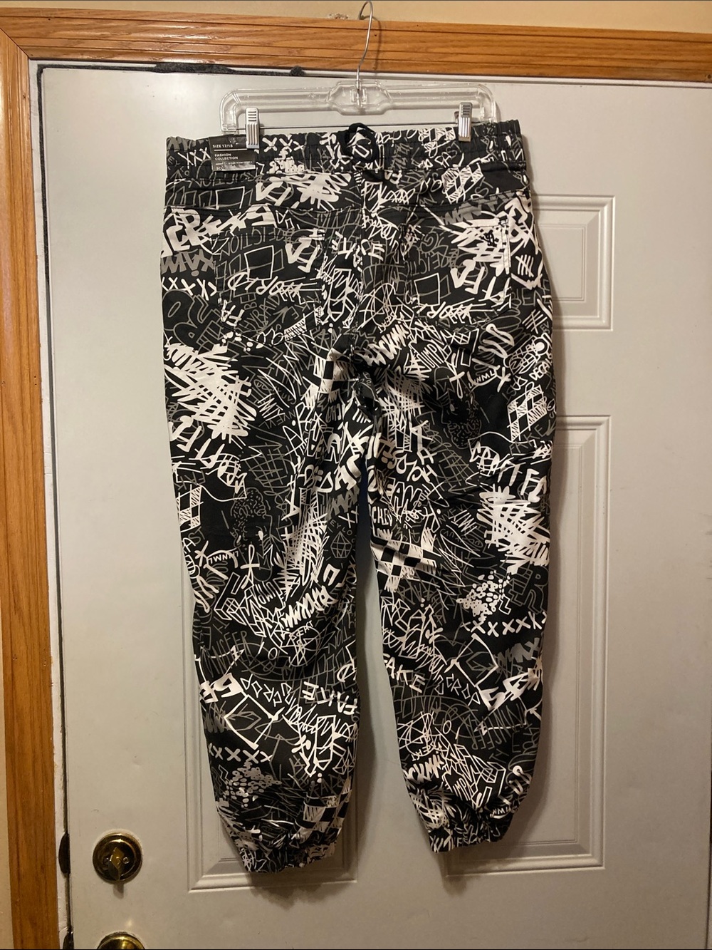 VIP Black & White Graphic Jogger Pants 17/18 NWT